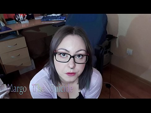 ❤️ Σέξι κορίτσι με γυαλιά πιπιλίζει Dildo βαθιά στην κάμερα ️❌ Πόρνο ❌