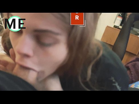 ❤️ Πούτσος στο λαιμό της, σκισμένο καλσόν και σκισμένα τακούνια ️❌ Πόρνο ❌