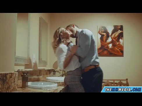 ❤️ Όταν μια πλούσια ξανθιά σε αποπλανεί σε μια δημόσια τουαλέτα ️❌ Πόρνο ❌